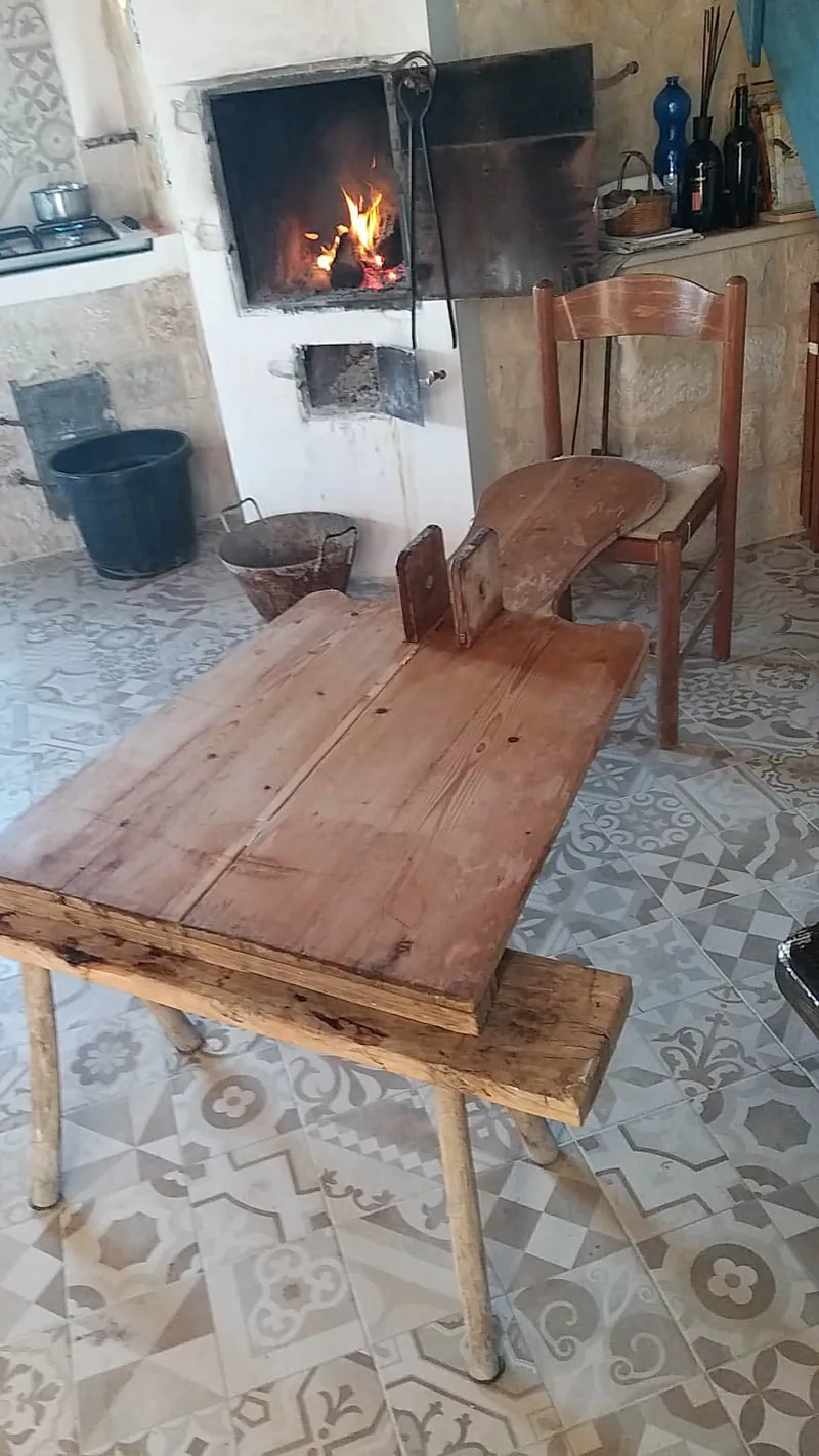 Briula e briuni in legno davanti al forno a legna acceso