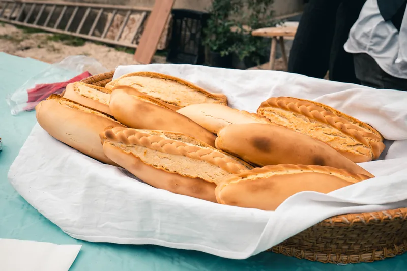 Pane dalla crosta dorata in un cesto foderato con un telo bianco